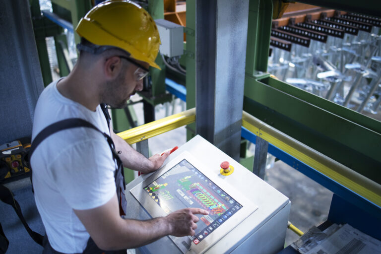 Benefici e vantaggi dell’automazione industriale nella tua azienda