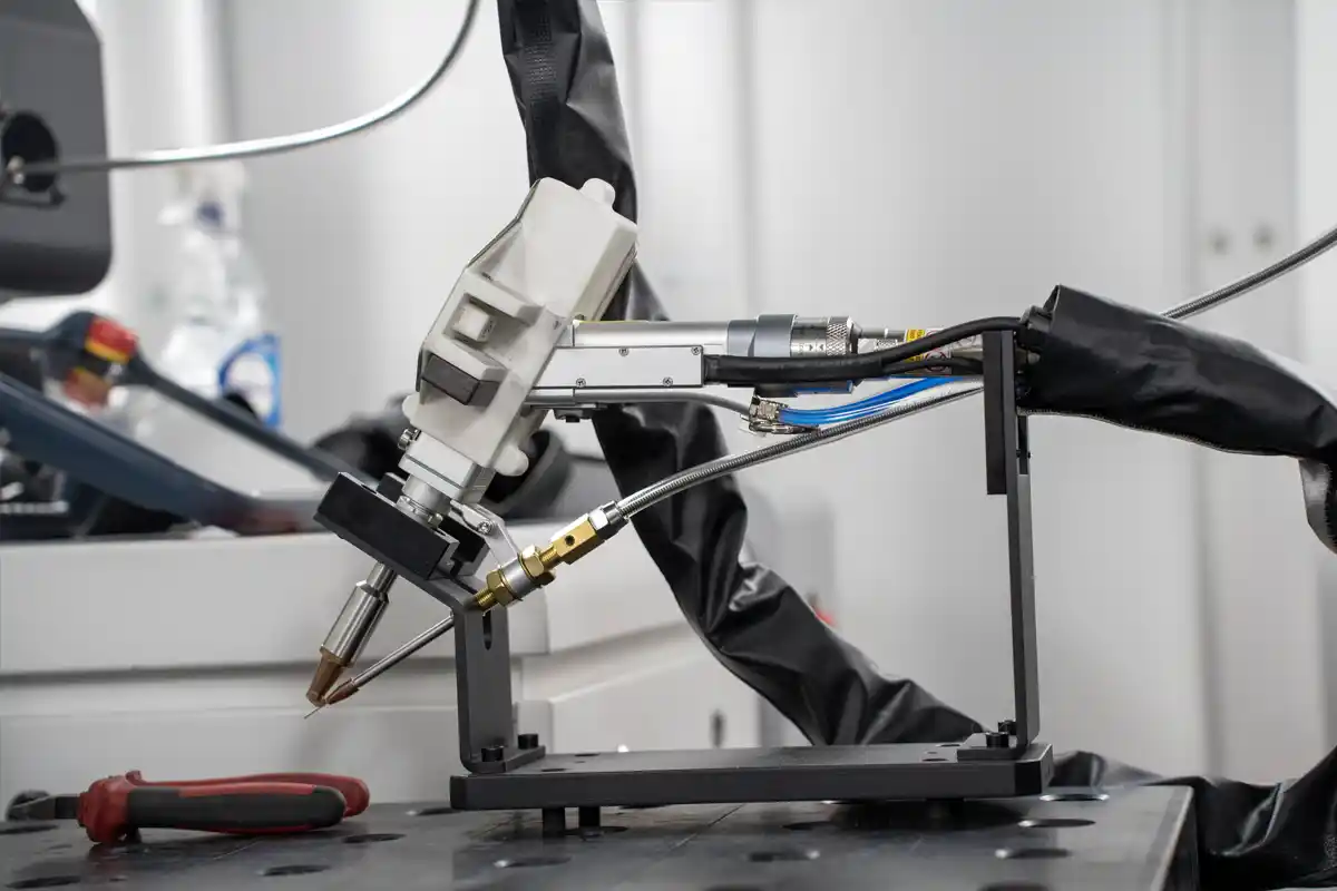 Rivoluzionare la Saldatura Laser attraverso la Robotica Collaborativa e i Sistemi Ibridi Manuali/Automatici